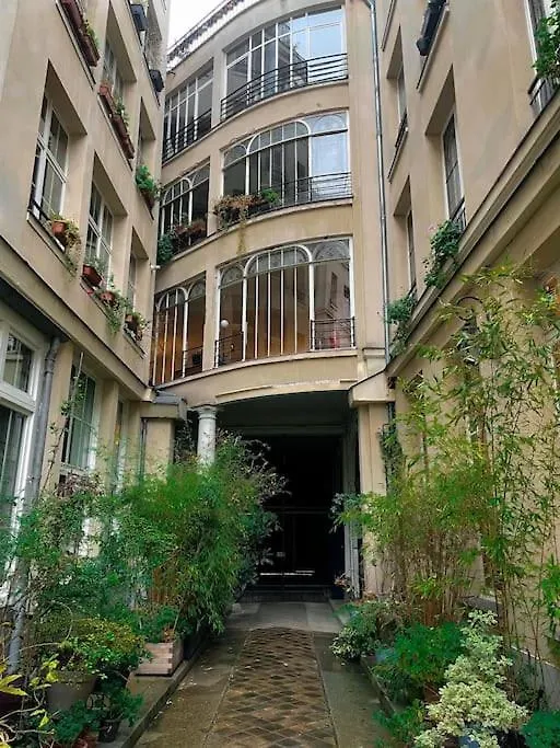 Studio Parisien, Le Louis Blanc 0*, Paris France